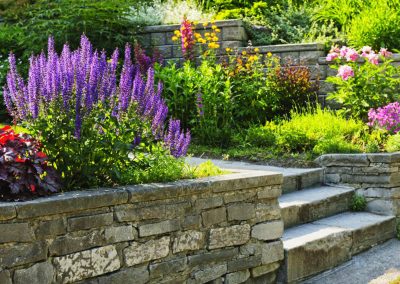 Natursteinmauer und Treppe